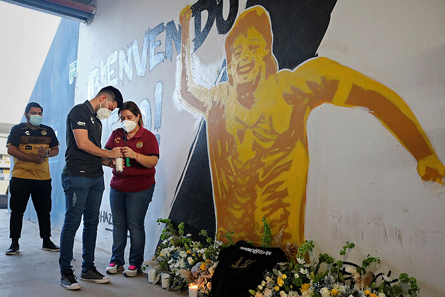 Жители мексиканского штата Синалоа зажигают свечи в память о Марадоне
