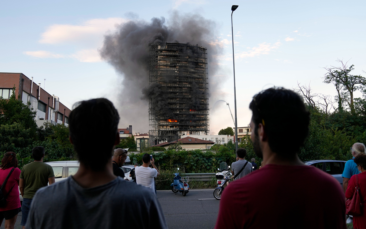 В Милане пожар охватил все 15 этажей жилого дома. Видео