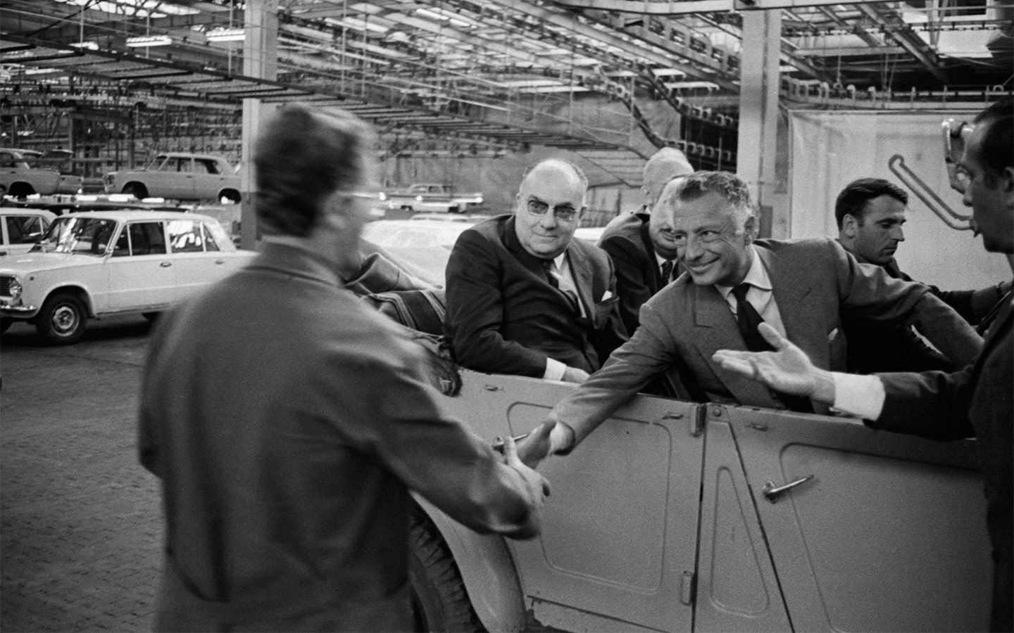 Тольятти. 16 июня 1970&nbsp;г. Президент итальянской фирмы &laquo;Фиат&raquo; Джованни Аньелли (справа на втором плане) во время посещения Волжского автомобильного завода.