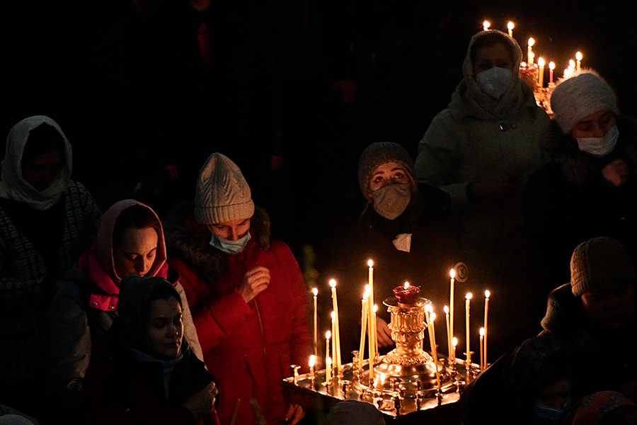 Верующие во время Рождественского богослужения в Свято-Троицком кафедральном соборе в Екатеринбурге