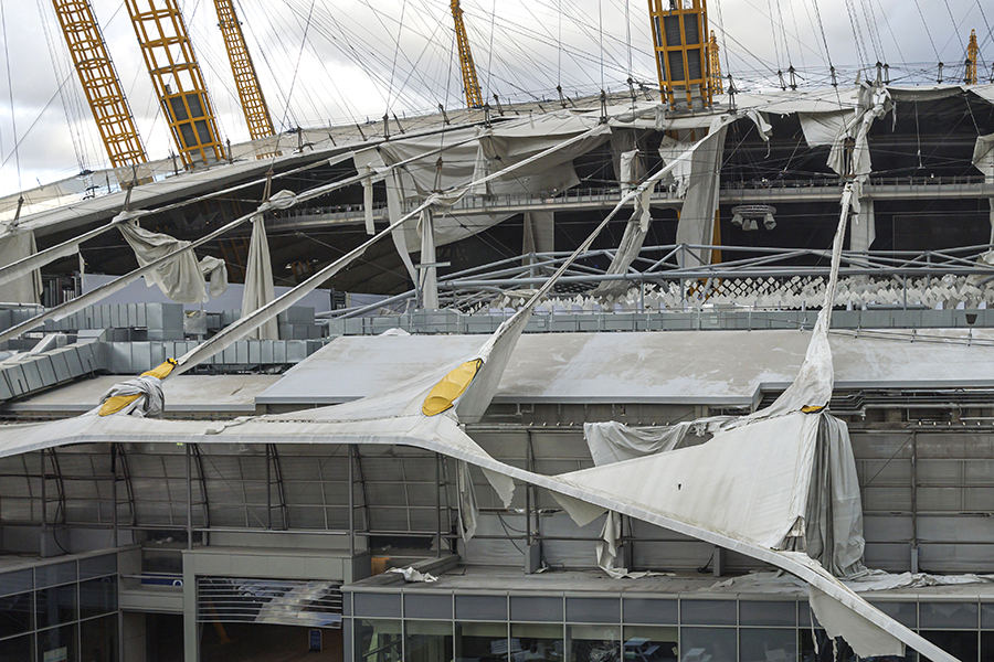 Купол O2 Arena в Лондоне. Сильный ветер повредил тканевые секции крыши, из комплекса эвакуировали тысячу человек, никто не пострадал, структурных повреждений у здания нет