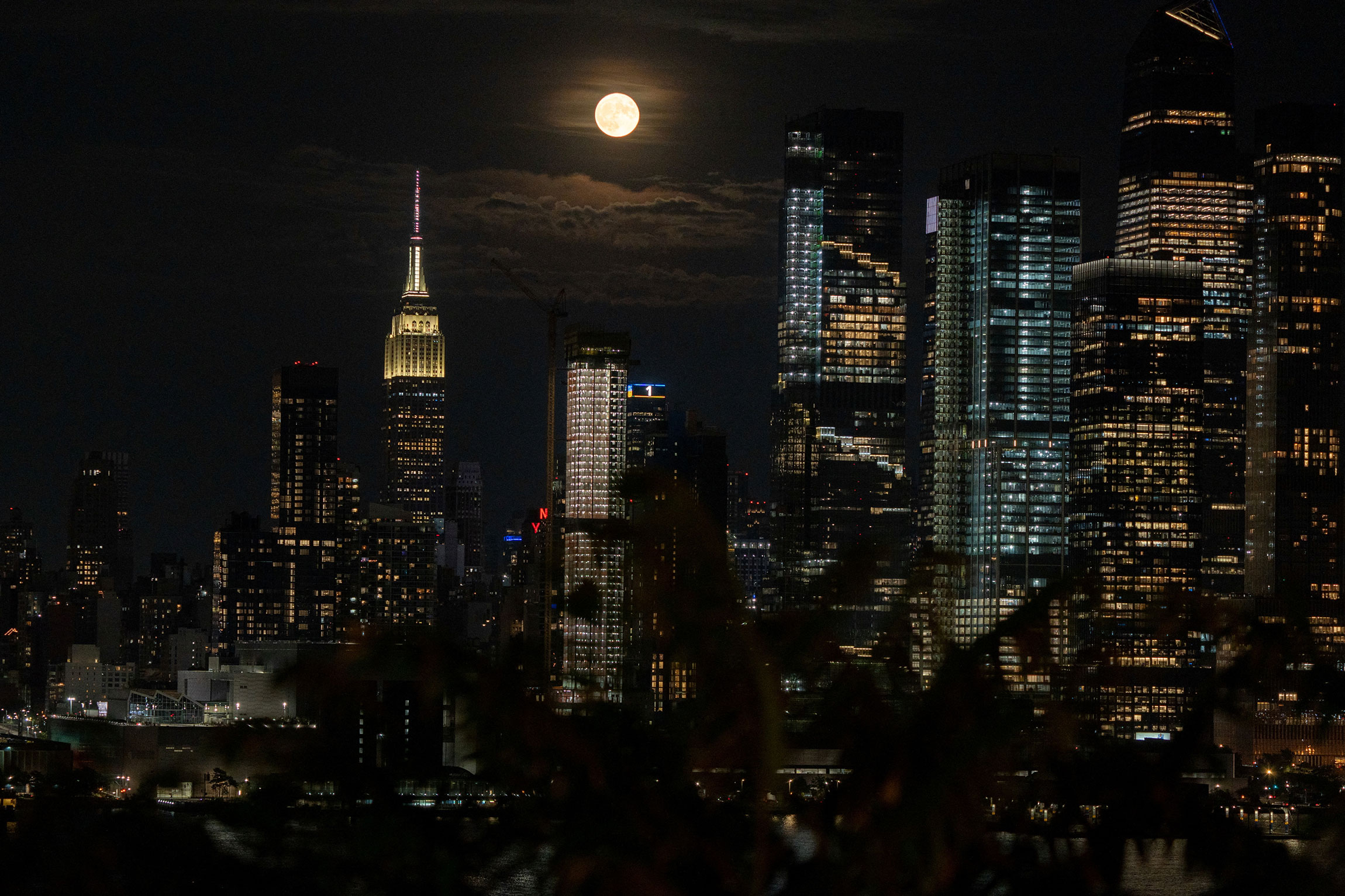 Полная луна над Нью-Йорком, США