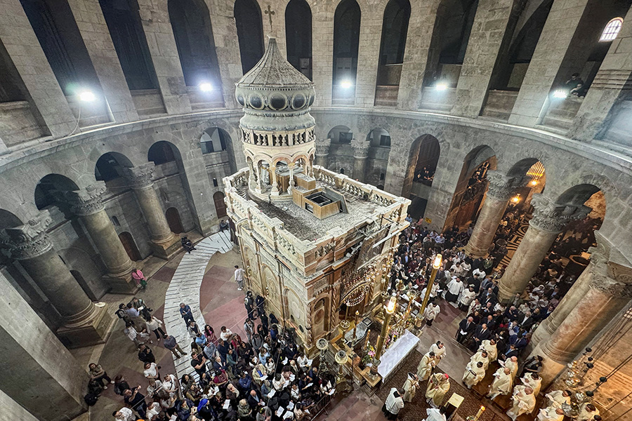 Христиане на пасхальной мессе в&nbsp;храме Гроба Господня в Иерусалиме, Израиль.