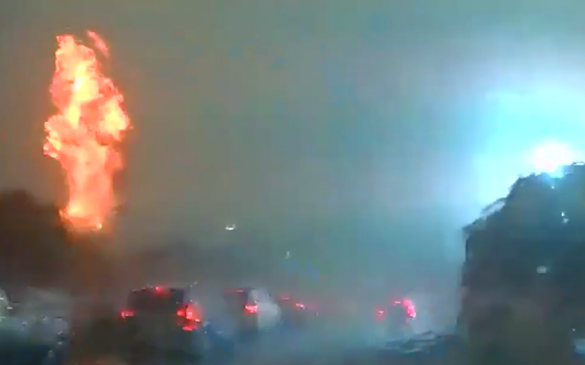 Молния взорвала трансформатор в Южной Каролине. Видео