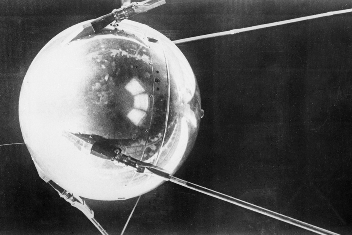 «Спутник-1», первый в мире искусственный спутник Земли, находился на орбите 92 дня, после чего сгорел в атмосфере