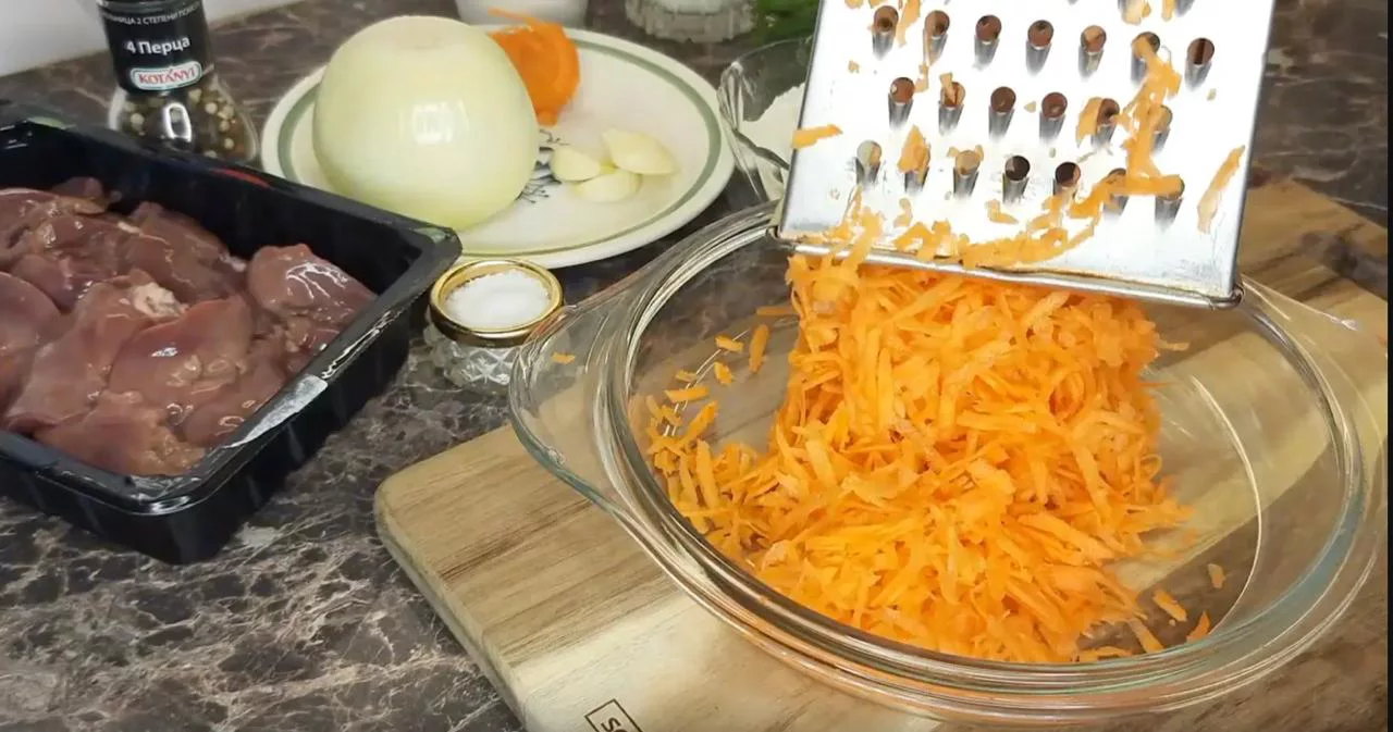 Натрите морковь на терке