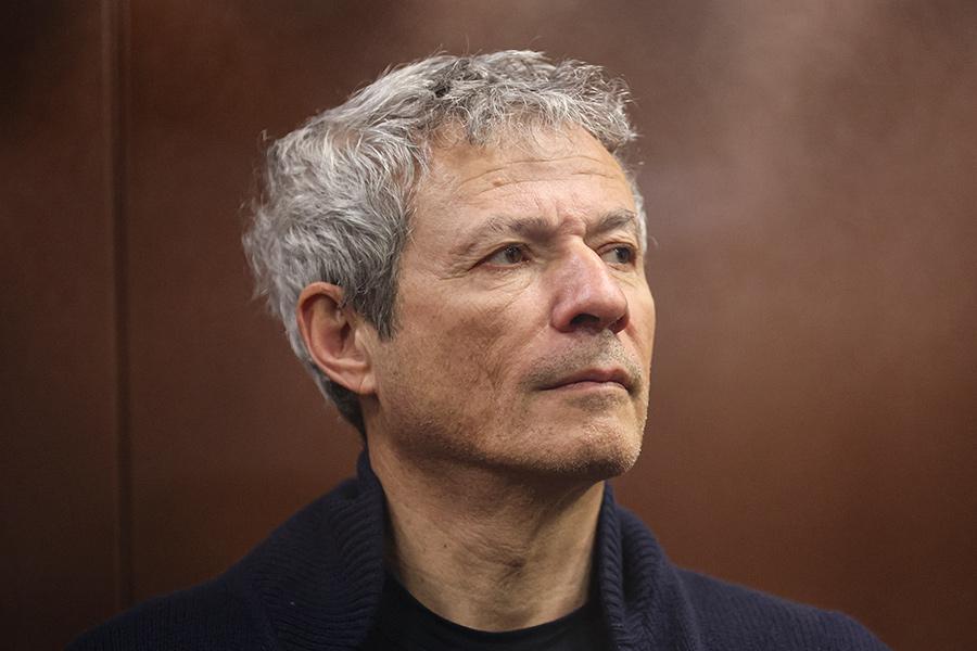 На фото: Вадим Мошкович

27 апреля были арестованы основатель группы &laquo;Русагро&raquo; Вадим Мошкович и бывший гендиректор группы Максим Басов. В отношении них возбуждены дела по статьям о мошенничестве и злоупотреблении полномочиями. Следствие считает, что Мошкович и Басов обманули основателя холдинга &laquo;Солнечные продукты&raquo; Владислава Бурова при покупке доли в 85%, пообещав взамен инвестиции.

В мае в отношении Мошковича было возбуждено еще одно дело&nbsp;&mdash; о даче особо крупной взятки. По нему также проходит бывший заместитель губернатора Тамбовской области Сергей Иванов, который курировал сельское хозяйство. В качестве взятки, полагает следствие, использовался охотничий карабин Blaser R8 стоимостью 2,6 млн руб. Впрочем, на судебном заседании в декабре защита Мошковича заявила, что в деле нет данных о подаренном ружье.