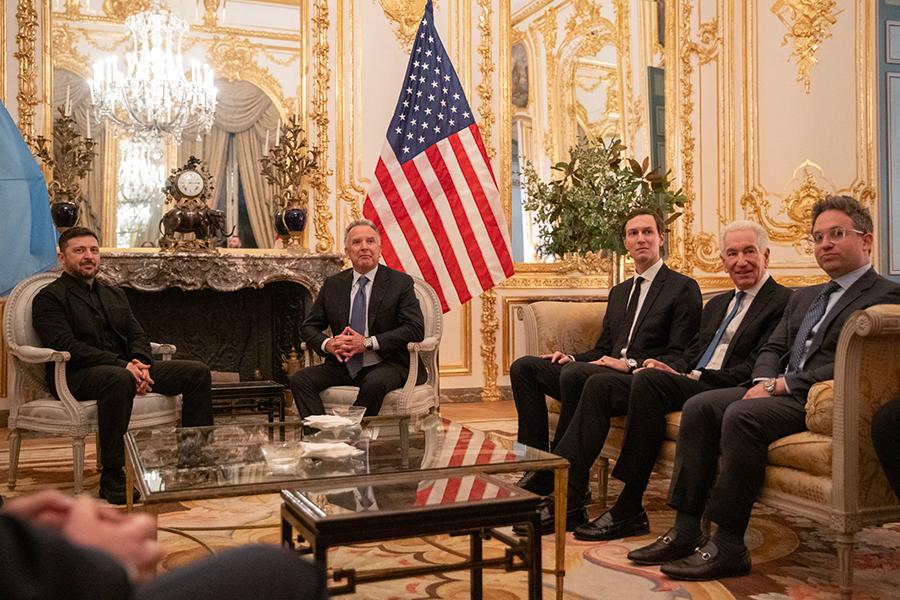 Джош Грюнбаум (справа) во время переговоров