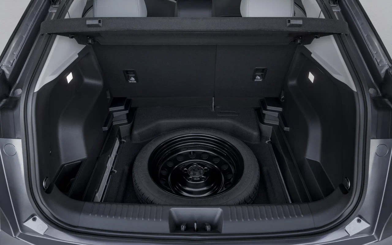 Если на первом поколении С5 устанавливалось полноразмерное запасное колесо на литом диске, то теперь докатка. Зато объем багажника увеличился на &laquo;целых&raquo; 44 литра