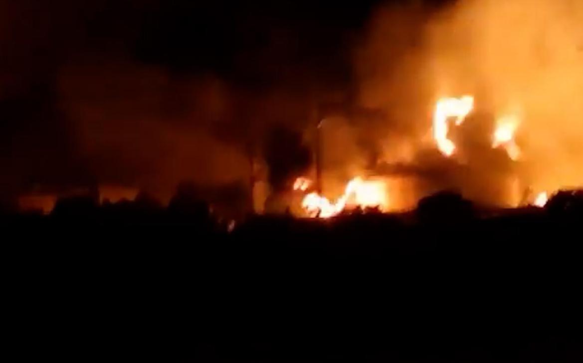 На саудовском НПЗ после удара хуситов начался пожар. Видео