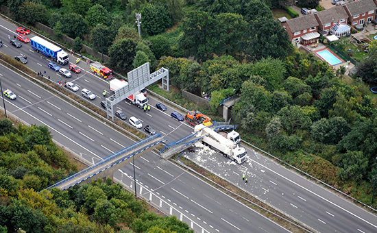 Упавший пешеходный мост. Снимок с вертолета Национальной Полицейской авиа службы Великобритании


