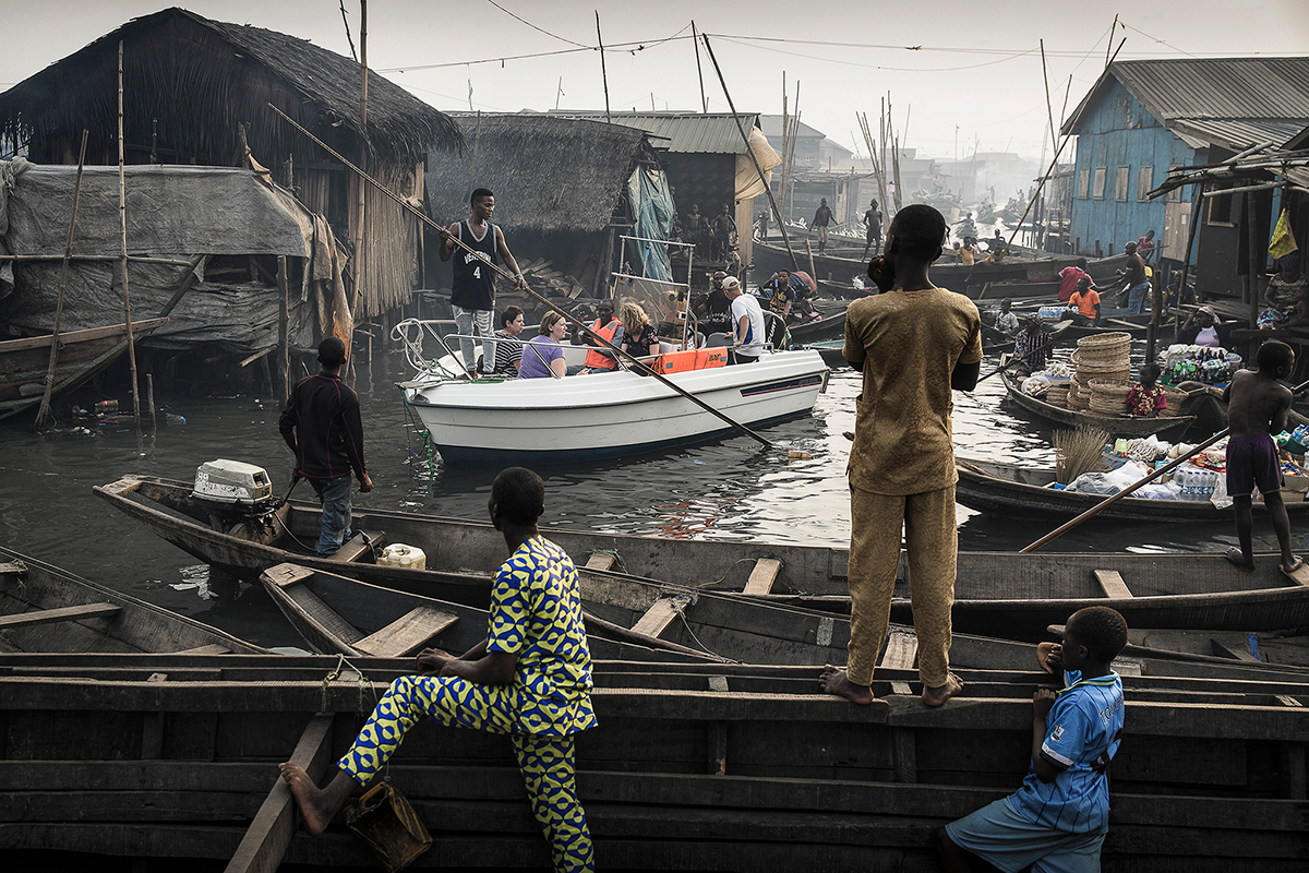Джеско Дензел, Германия

На снимке немецкого фотографа изображена лодка с туристами из Лагоса, самого большого города в Нигерии, прибывшая в расположенную по соседству крохотную деревню Макоко, которая превратилась в самострой
