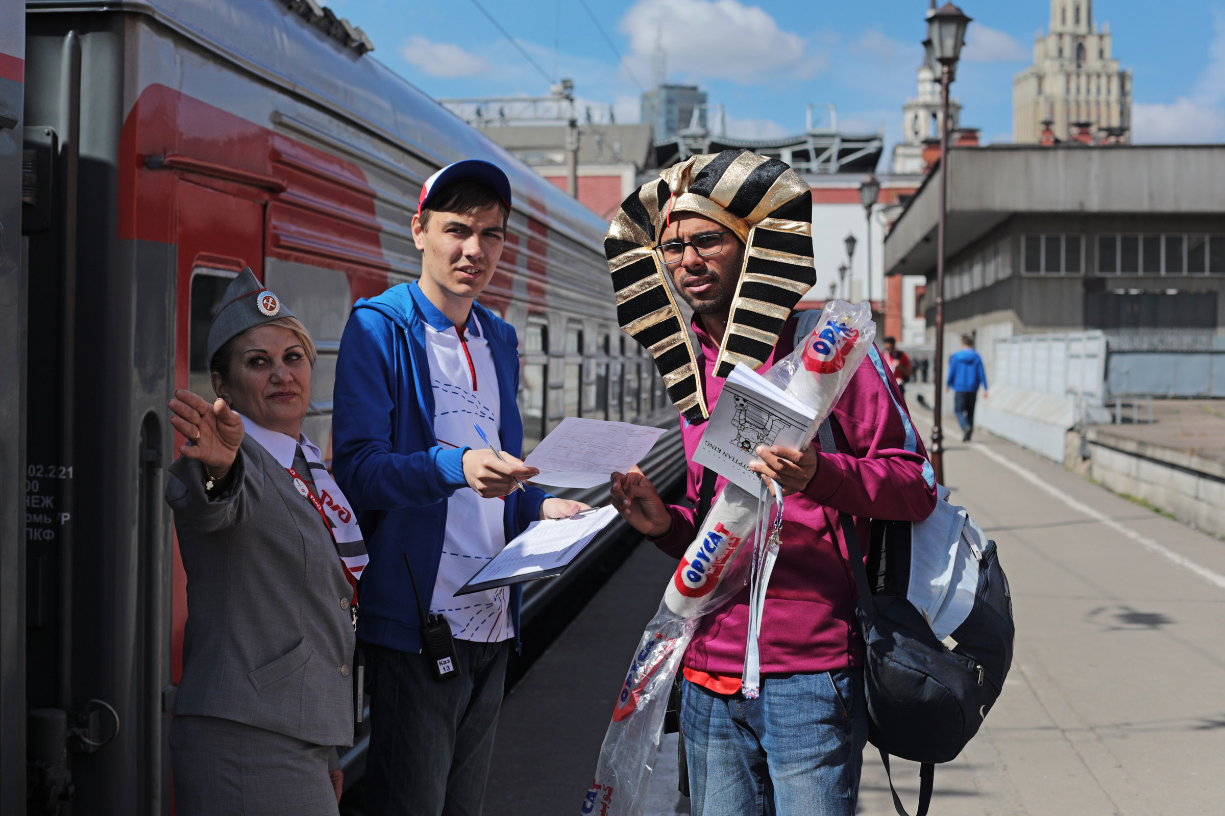 Утром 14 июня на Казанском вокзале Москвы иностранцы ждали бесплатный поезд в Екатеринбург, где 15 июня пройдет матч между сборными Египта и Уругвая