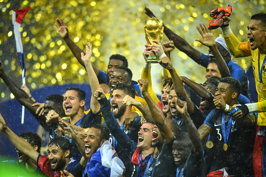 Первое место в обновленном рейтинге ФИФА заняла сборная Франции, ставшая в России чемпионом мира. Продвинувшись на шесть позиций, она&nbsp;показала лучший среди всех&nbsp;результат по набранным рейтинговым очкам. Команда вернулась на лидирующую позицию после 16-летнего перерыва.
