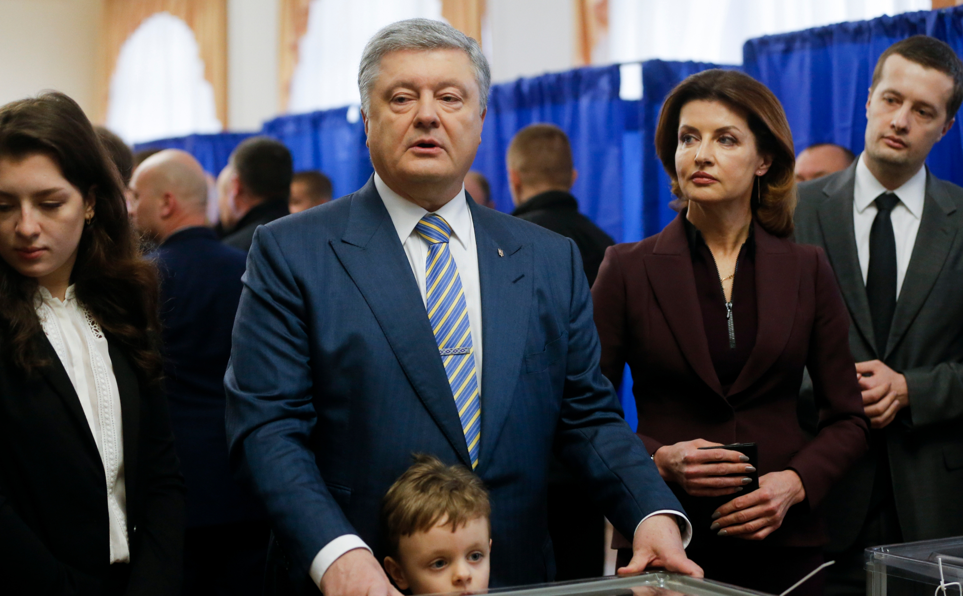 Петр Порошенко с семьей на избирательном участке