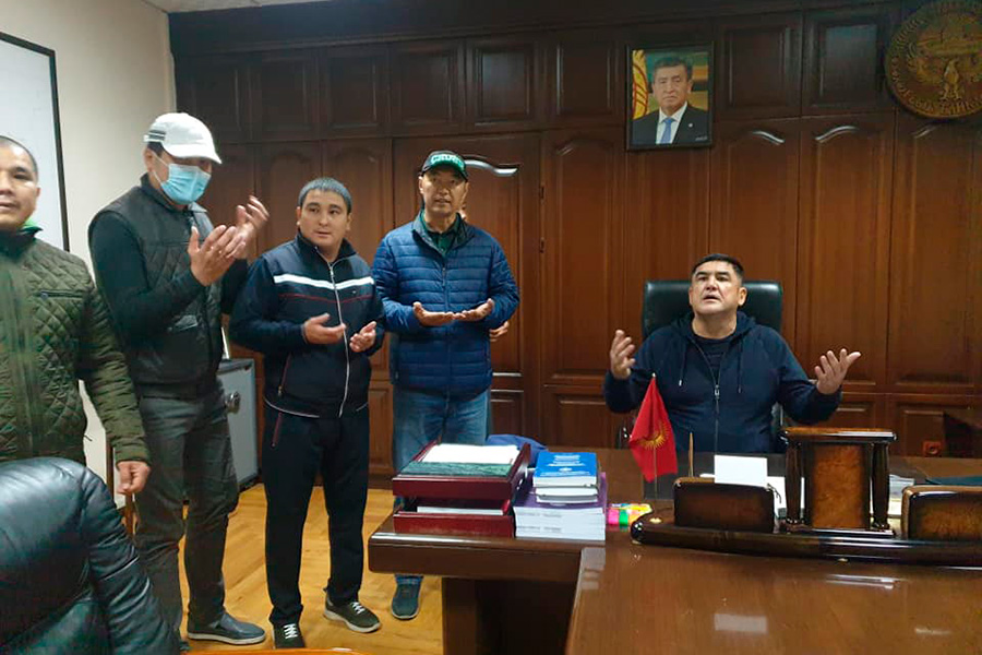 Утром во вторник участники протестной акции захватили мэрию города. Комендантом Бишкека объявили бывшего замглавы МВД Курсана Асанова (на фото справа). В отношении него возбуждено три уголовных дела. В частности, экс-замминистра обвиняется в том, что во время штурма дома бывшего президента Алмазбека Атамбаева в августе 2019 года укрывал вещественные доказательства и другие предметы, имевшие ценность и важное значение для органов следствия