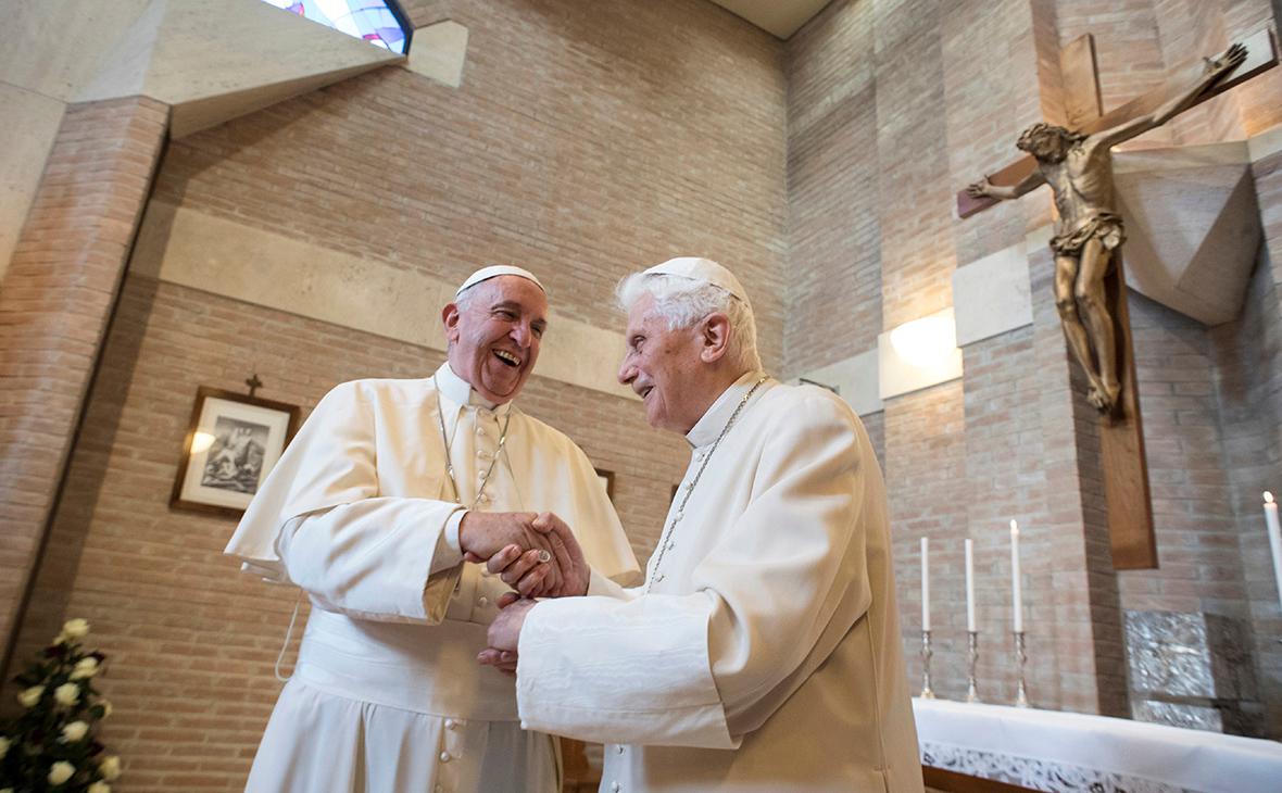 Папа Франциск поблагодарил Бенедикта XVI за доброту"/>













