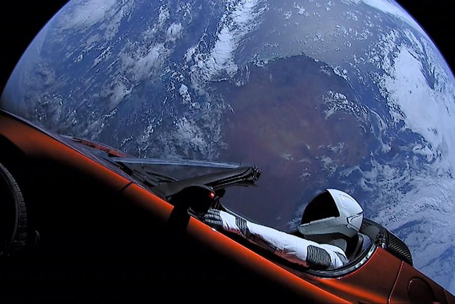 Roadster Tesla, запущенный с ракеты Falcon Heavy, с манекеном водителя по имени &laquo;Стармен&raquo;, 8 февраля&nbsp;2018 года