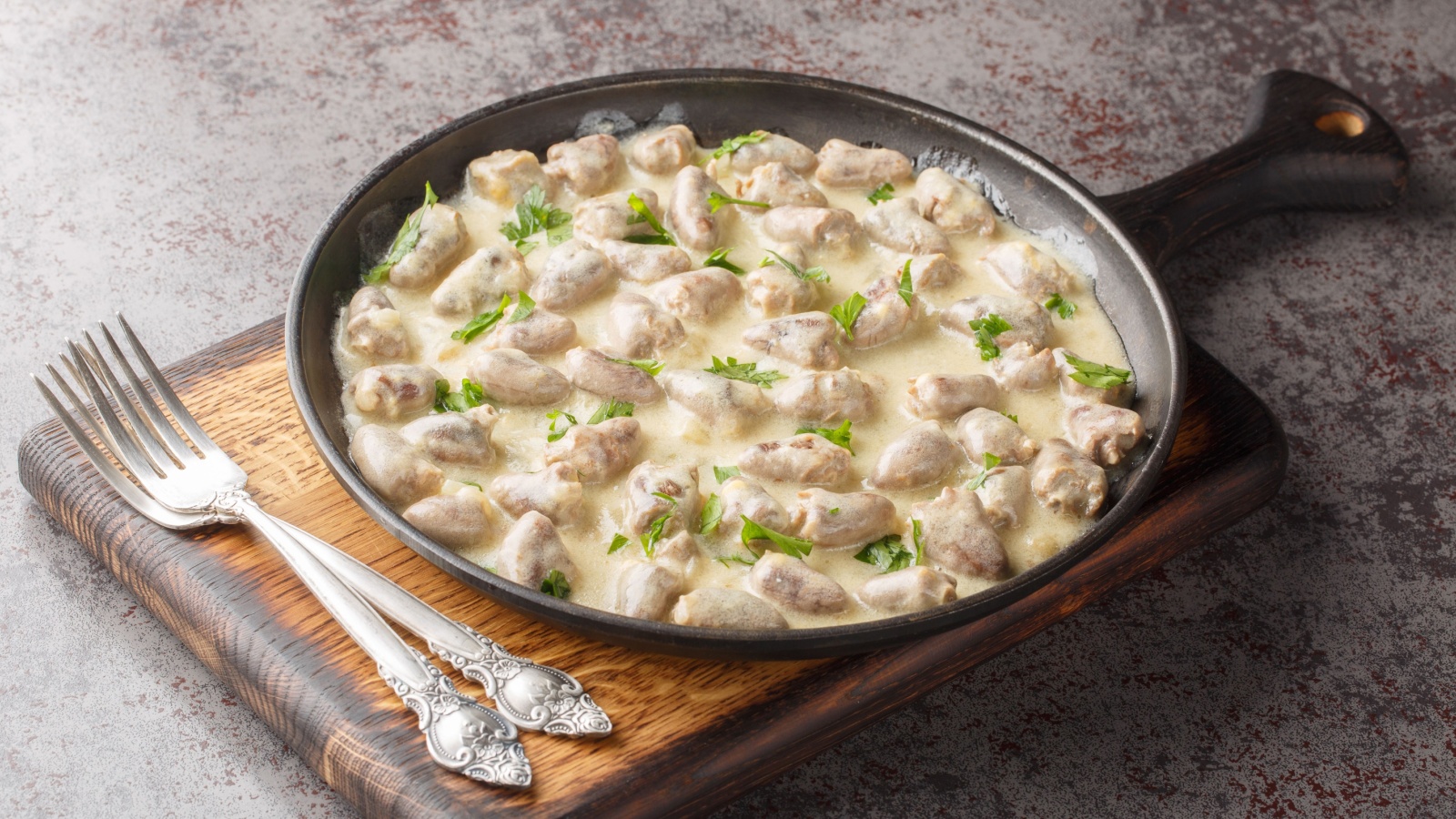 Куриные сердечки в сметане