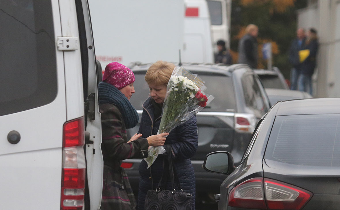 17 ноября директор ФСБ Александр Бортников доложил президенту Владимиру Путину, что на борту самолета сработало самодельное взрывное устройство и констатировал, что &laquo;однозначно это террористический акт&raquo;. Президент распорядился найти и уничтожить причастных к атаке &laquo;в любой точке планеты&raquo; и дал указание&nbsp;усилить удары российской авиации в Сирии, &laquo;чтобы преступники поняли, что возмездие неизбежно&raquo;. На фото&nbsp;&mdash; родственники прибывают на процедуру опознания в городской крематорий, куда были доставлены тела погибших в авиакатастрофе самолета Airbus A321 в Египте, 2 ноября 2015 года