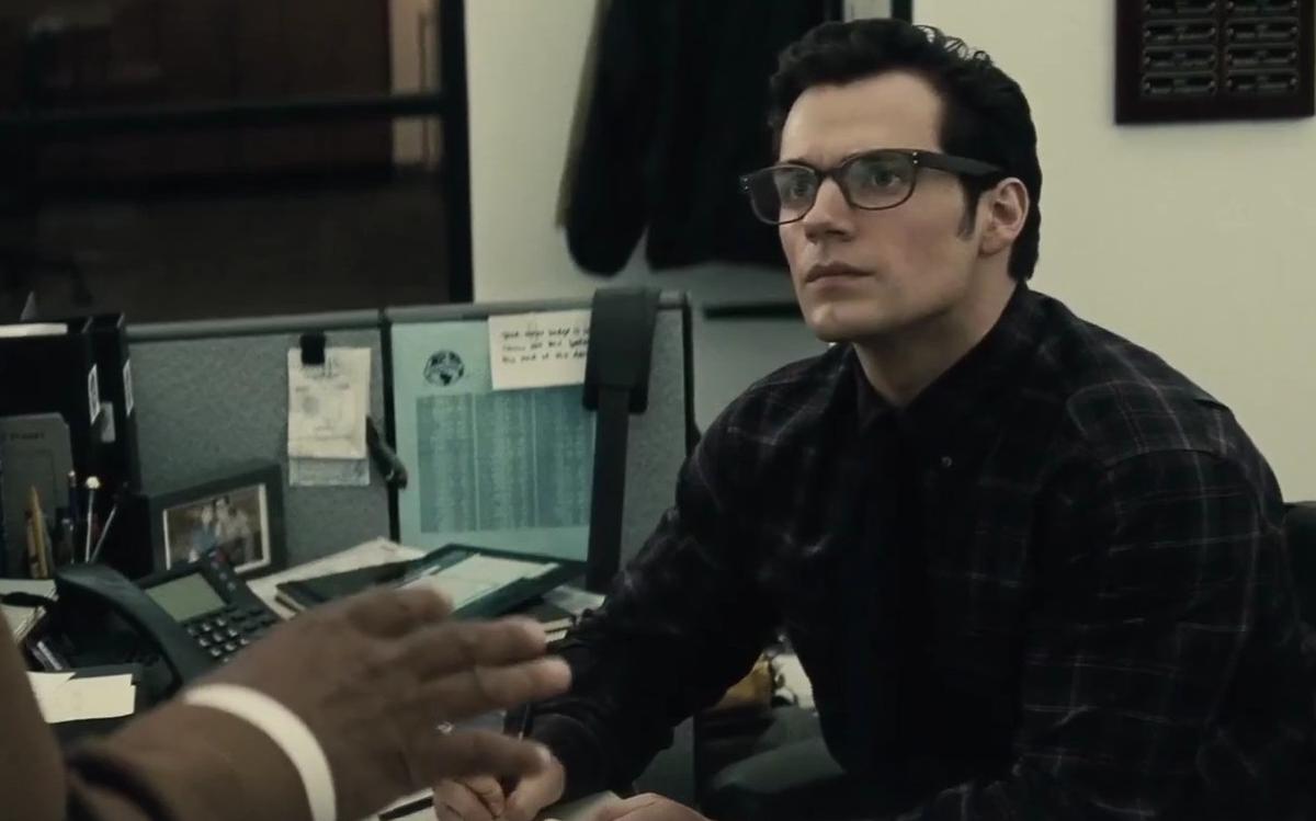 Кадр из фильма &laquo;Бетмен против Супермена&raquo;, герой которого &mdash; Супермен, обладает сверхъестественными способностями, но скрывает их от мира, притворяясь обычным журналистом Кларком Кентом.