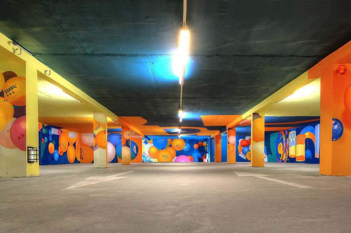 Яркие муралы придают паркингу на вершине Монблана дополнительную художественную ценность