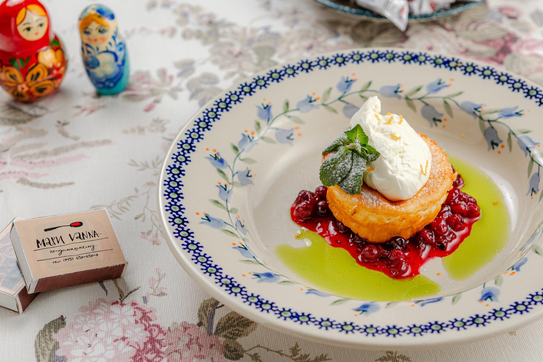 Творожная запеканка с моченой брусникой и сливочно-сырным кремом