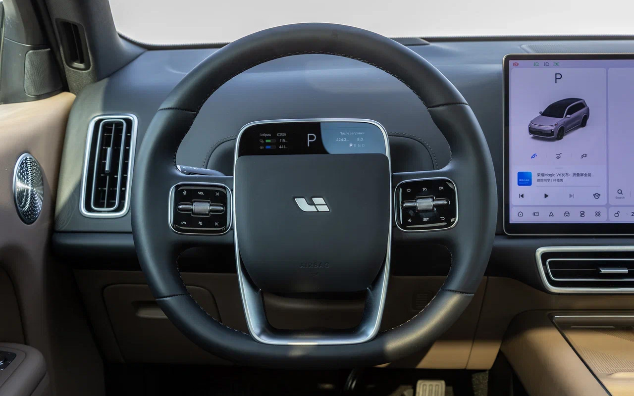 Руль у Lixiang L9 большой, ухватистый и не перегруженный органами управления. Держать его в руках &mdash; удовольствие&nbsp;