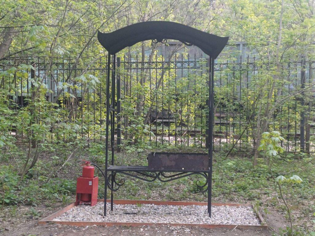 Место для шашлыка с мангалом в Бирюлевском дендропарке