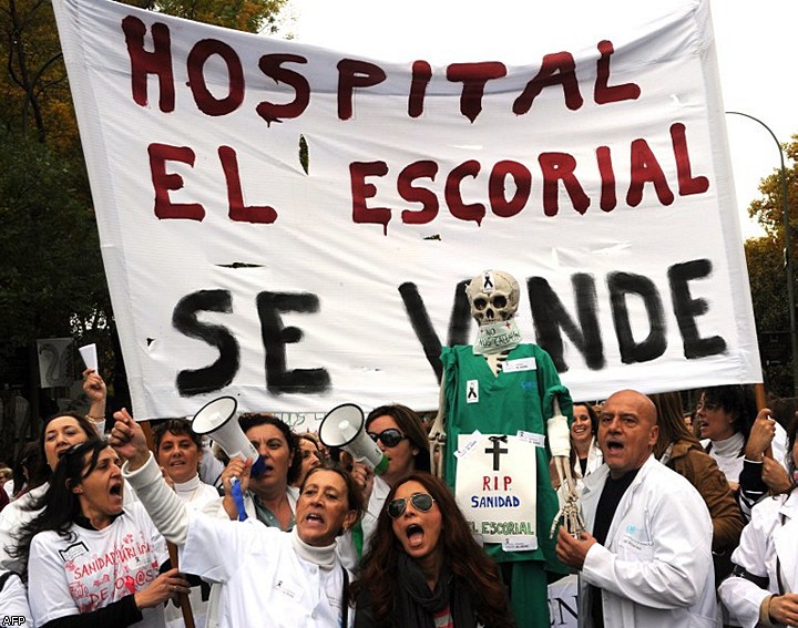 Белый протест: вслед за полицейскими в Испании на митинг вышли врачи