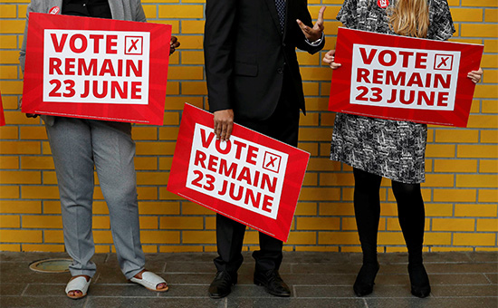 Активисты с плакатами &laquo;Голосуй за остаться&raquo; в Манчестере


