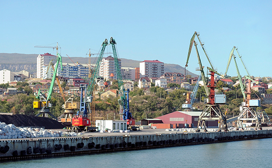 Вид на порт Махачкалы


