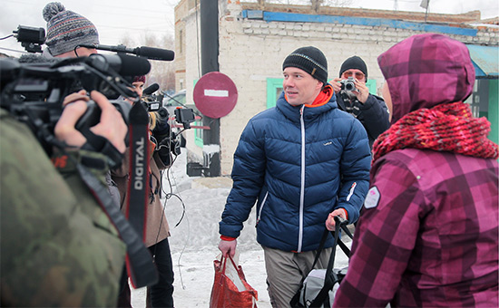 Илья Дадин (в центре) во время общения с журналистами после освобождения из исправительной колонии в городе Рубцовске


