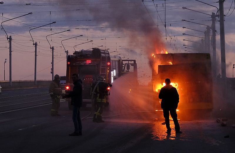 На мосту Александра Невского загорелся автобус, принадлежащий АО &laquo;Третий парк&raquo;.