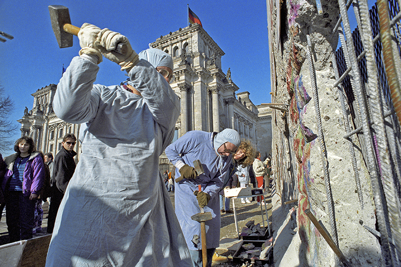 Жители ГДР разбирают Берлинскую стену на сувениры. Октябрь 1990 года.