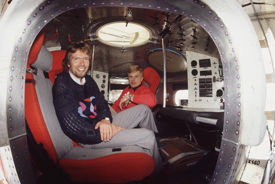 Ричард Брэнсон (слева) в кабине воздушного шара Virgin Atlantic Flyer&nbsp;перед рекордным перелетом через Атлантику, 1987 год