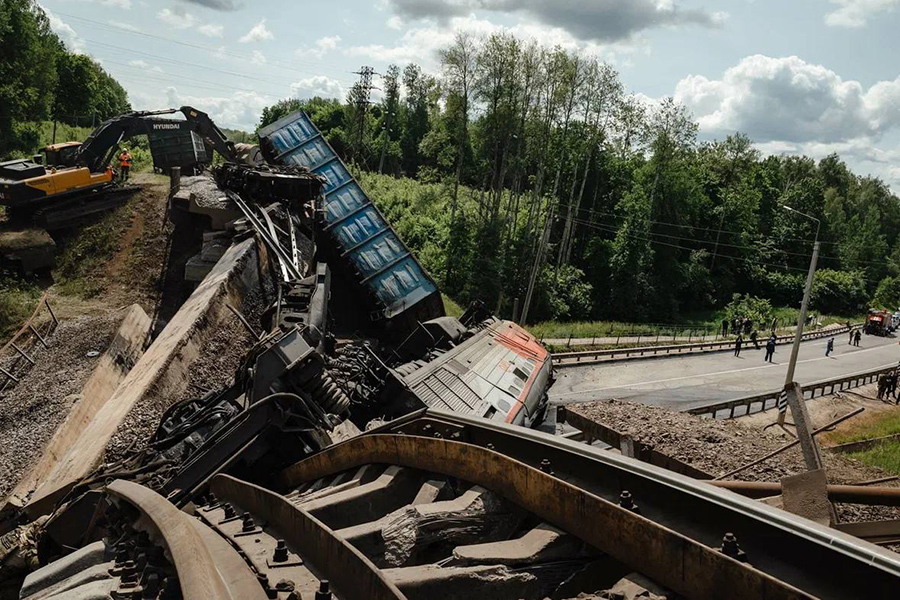 Поврежденный тепловоз оттащили в сторону, один из опрокинувшихся вагонов поставили на рельсы,&nbsp;сообщил врио губернатора Александр Хинштейн.