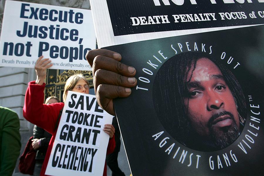 Противники смертной казни несут плакаты во время митинга с требованием освободить осужденного Стэнли «Туки» Уильямса от смертной казни в Сан-Франциско, 2005 год