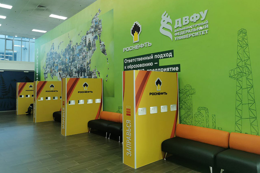 На фото: стенд &laquo;Роснефти&raquo;&nbsp;&mdash; у розеток можно &laquo;заправиться&raquo;.