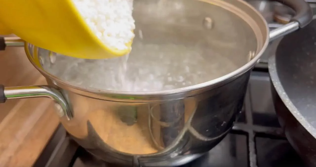 Варите рис 10–15 минут