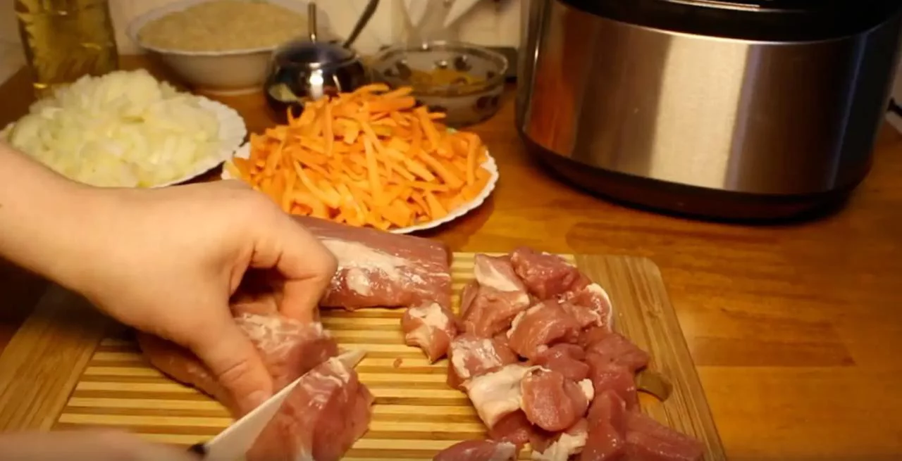 Нарежьте свинину кусочками