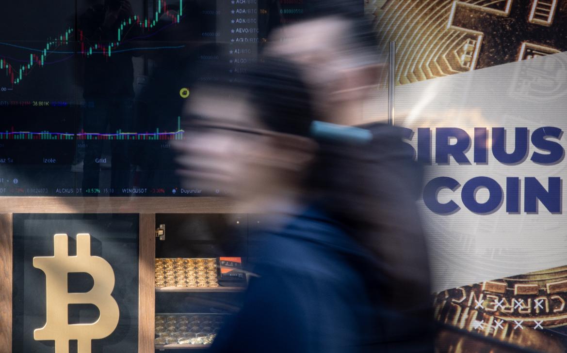 Курс биткоина обвалился на 50%. Как действовать инвестору