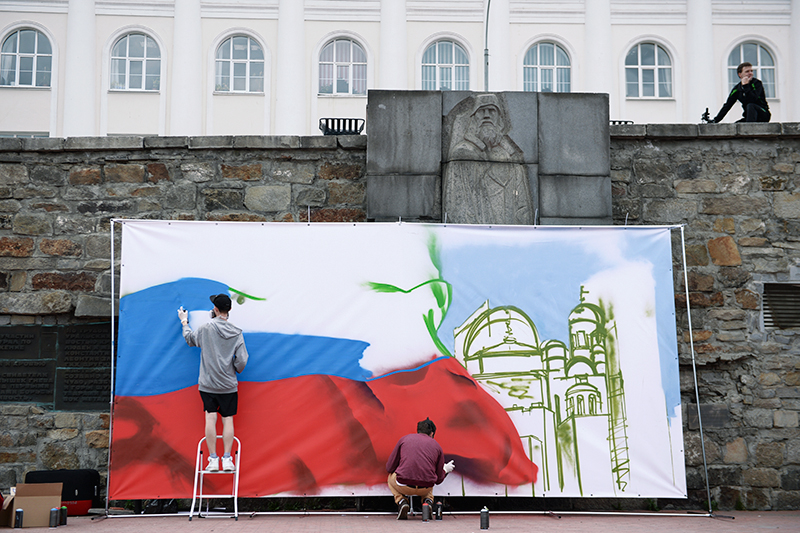 Уличные художники рисуют граффити в рамках празднования Дня России у плотины городского пруда на реке Исеть в Екатеринбурге