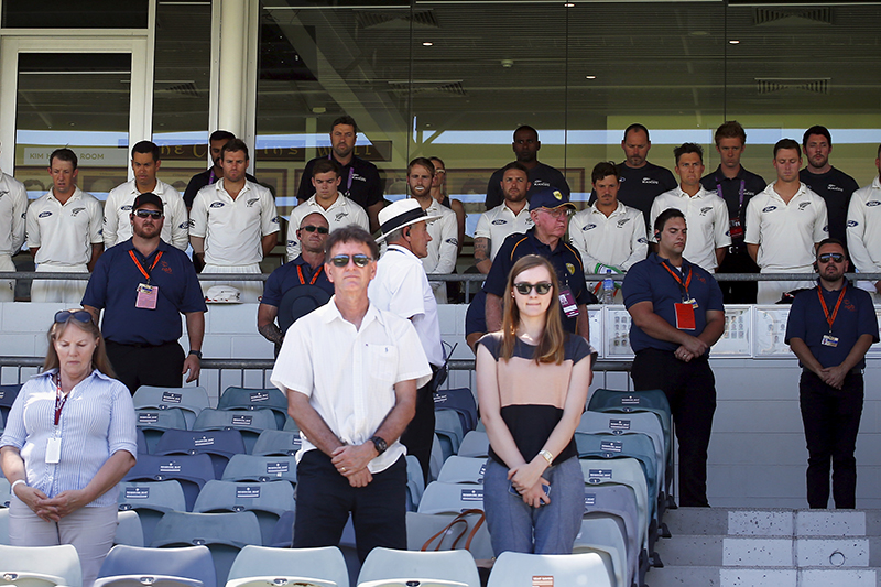 Члены новозеландской команды по крикету и зрители перед матчем с Австралией