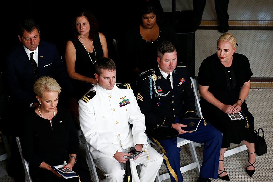 Вдова сенатора Синди Маккейн, их сыновья Джек и Джимми и&nbsp;дочь Меган на церемонии прощания
