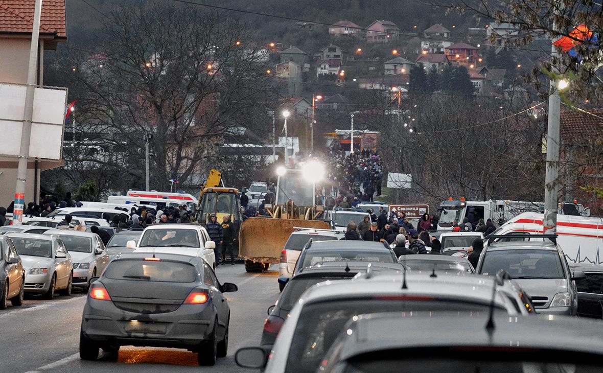 Боррель потребовал от сербов немедленно убрать баррикады в Косово"/>














