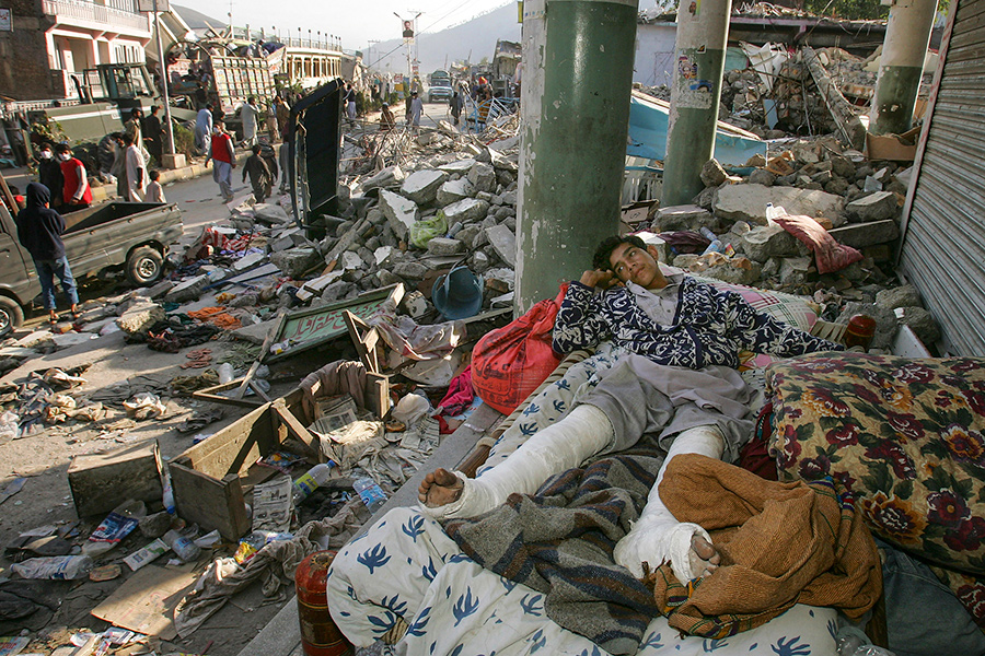 Количество жертв: 76 тыс. человек.

8 октября 2005 года, около 8:50 утра по местному времени, на севере Пакистана произошло землетрясение магнитудой 7,6. Его эпицентр находился примерно в 100&nbsp;км от столицы страны Исламабада, там рухнули несколько домов, среди которых небоскреб &laquo;Маргалла&raquo;, и погибли 74 человека. Основной удар пришелся на Кашмир&nbsp;&mdash; спорную территорию между Пакистаном и Индией, частично контролируемую Пакистаном: землетрясение вызвало массовые разрушения домов, предприятий, официальных зданий и школ. Из-за подземных толчков без крова остались около 2,5 млн жителей северных районов страны, сообщали пакистанские власти. На фото&nbsp;&mdash; человек на улице разрушенного города Балакот.

Чтобы оказать помощь пострадавшим в отдаленных горных деревнях, Пакистан задействовал вертолеты. Ситуация усугублялась приближением холодов&nbsp;&mdash; людям не хватало теплых вещей, палаток и одеял. Вскоре Пакистан объявил произошедшее крупнейшей национальной трагедией и призвал на помощь международное сообщество, признав, что не в состоянии самостоятельно справиться с последствиями катастрофы