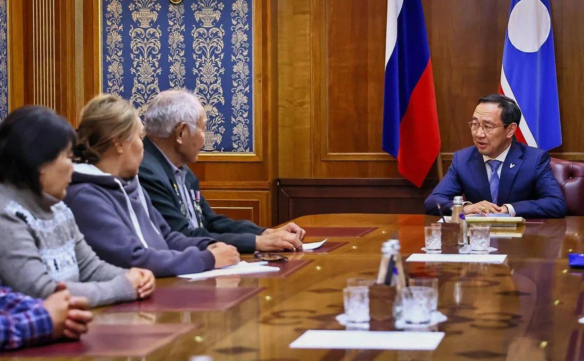 Айсен Николаев на встрече с родственниками&nbsp;Дмитрия Егорова