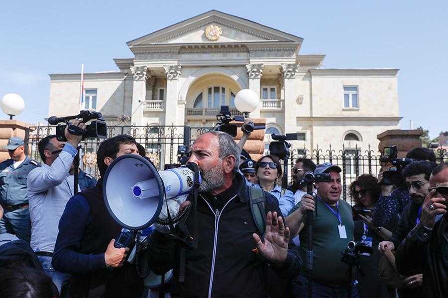 Никол Пашинян (в центре) у резиденции президента Армении&nbsp;во время акции протеста против выдвижения бывшего президента страны&nbsp;Сержа Саргсяна на пост премьер-министра, 2018 год