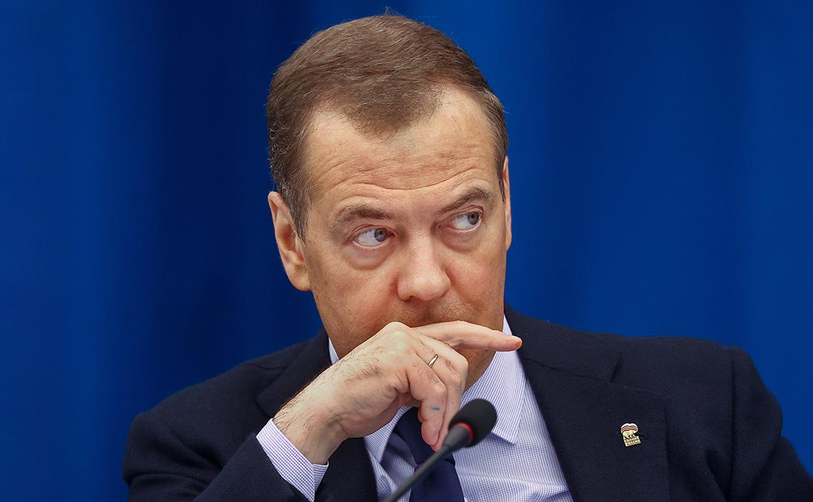 Медведев ответил потребовавшим от МУС ордера на его арест правозащитникам